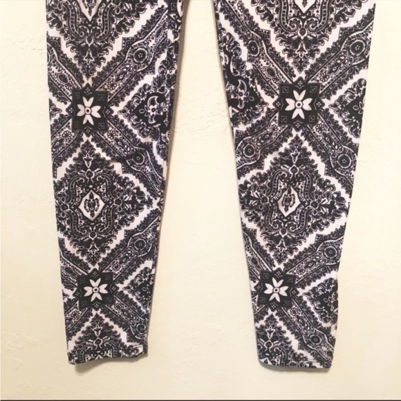 Cute Fancy Fans Black & White Patterned Leggings - Size S/M - Picture 3 of 9